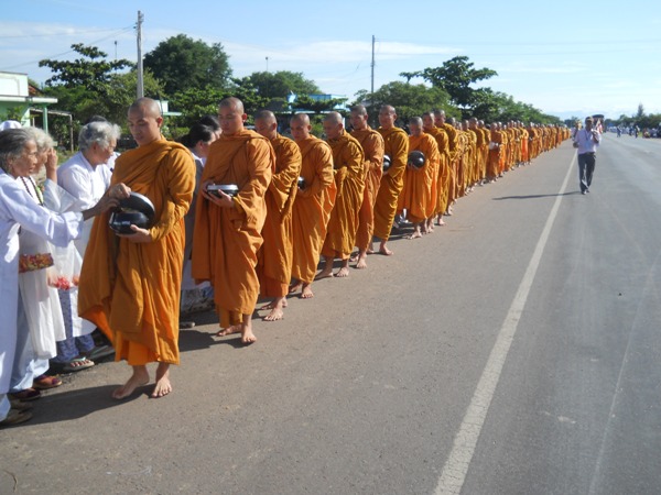 Bình Thuận: Giáo đoàn III Khất sĩ tổ chức trì bình khất thực