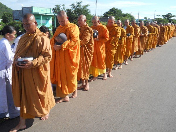 Bình Thuận: Giáo đoàn III Khất sĩ tổ chức trì bình khất thực