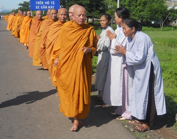 Bình Thuận: Giáo đoàn III Khất sĩ tổ chức trì bình khất thực