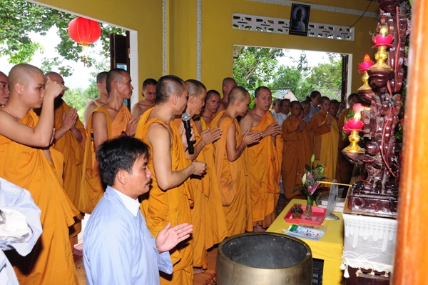Bình Thuận: Tịnh xá Ngọc Sơn tổ chức lễ bồng hồng cài áo