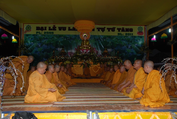 Bình Thuận: Gần 8.000 người tham dự đêm thiền tập - pháp thoại - Dâng y ca sa tại Tịnh xá Ngọc Thiền