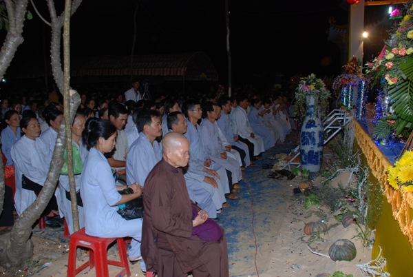 Bình Thuận: Gần 8.000 người tham dự đêm thiền tập - pháp thoại - Dâng y ca sa tại Tịnh xá Ngọc Thiền