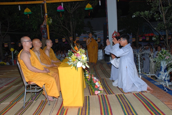Bình Thuận: Gần 8.000 người tham dự đêm thiền tập - pháp thoại - Dâng y ca sa tại Tịnh xá Ngọc Thiền