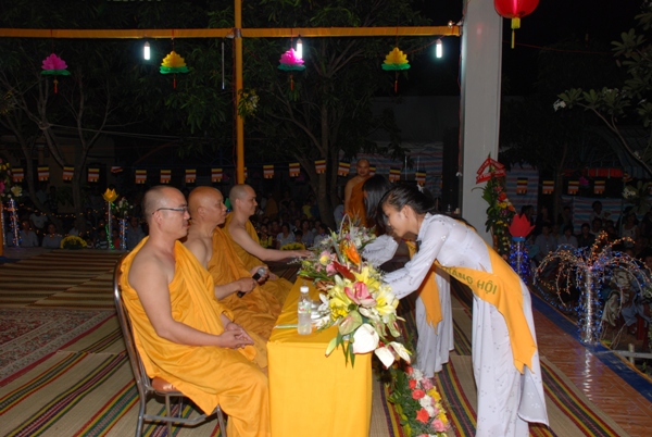 Bình Thuận: Gần 8.000 người tham dự đêm thiền tập - pháp thoại - Dâng y ca sa tại Tịnh xá Ngọc Thiền
