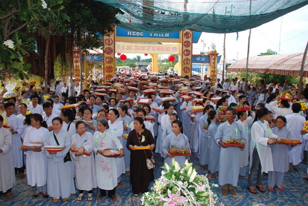 Bình Thuận: Gần 8.000 người tham dự đêm thiền tập - pháp thoại - Dâng y ca sa tại Tịnh xá Ngọc Thiền