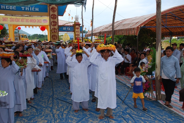 Bình Thuận: Gần 8.000 người tham dự đêm thiền tập - pháp thoại - Dâng y ca sa tại Tịnh xá Ngọc Thiền