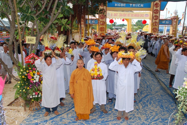 Bình Thuận: Gần 8.000 người tham dự đêm thiền tập - pháp thoại - Dâng y ca sa tại Tịnh xá Ngọc Thiền