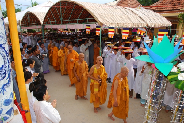 Bình Thuận: Gần 8.000 người tham dự đêm thiền tập - pháp thoại - Dâng y ca sa tại Tịnh xá Ngọc Thiền