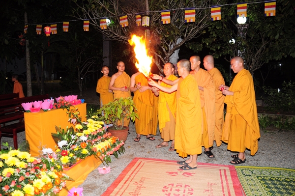 Bình Thuận: Tịnh xá Ngọc Sơn tổ chức lễ bồng hồng cài áo