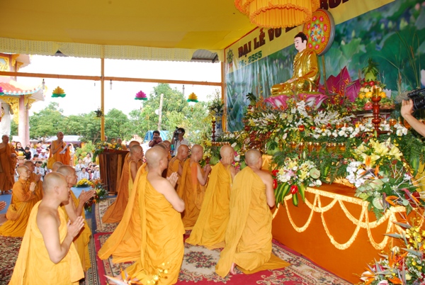 Bình Thuận: Gần 8.000 người tham dự đêm thiền tập - pháp thoại - Dâng y ca sa tại Tịnh xá Ngọc Thiền