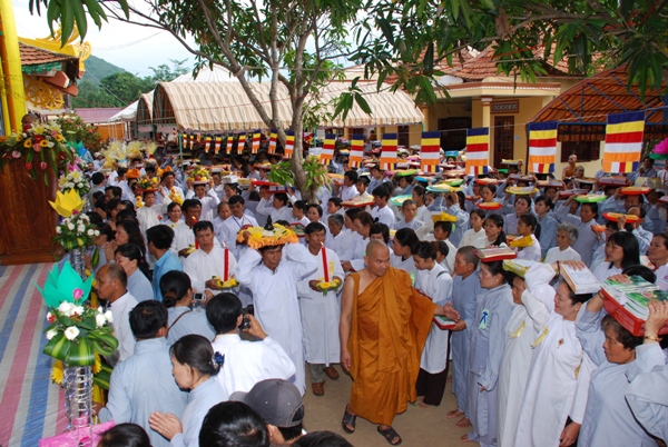 Bình Thuận: Gần 8.000 người tham dự đêm thiền tập - pháp thoại - Dâng y ca sa tại Tịnh xá Ngọc Thiền