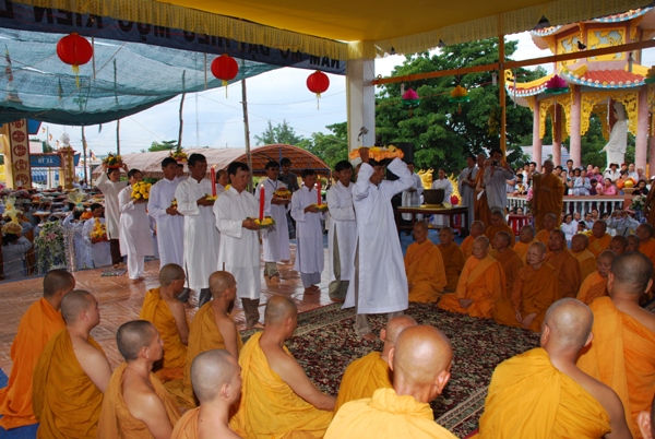 Bình Thuận: Gần 8.000 người tham dự đêm thiền tập - pháp thoại - Dâng y ca sa tại Tịnh xá Ngọc Thiền