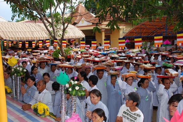 Bình Thuận: Gần 8.000 người tham dự đêm thiền tập - pháp thoại - Dâng y ca sa tại Tịnh xá Ngọc Thiền