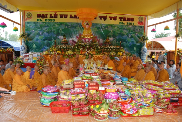 Bình Thuận: Gần 8.000 người tham dự đêm thiền tập - pháp thoại - Dâng y ca sa tại Tịnh xá Ngọc Thiền