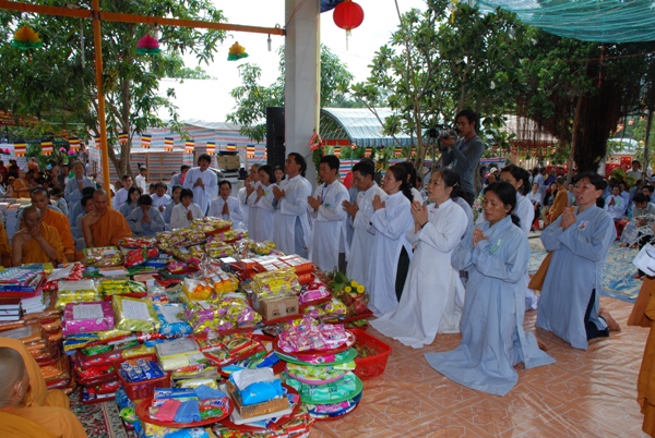 Bình Thuận: Gần 8.000 người tham dự đêm thiền tập - pháp thoại - Dâng y ca sa tại Tịnh xá Ngọc Thiền