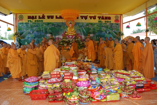 Bình Thuận: Gần 8.000 người tham dự đêm thiền tập - pháp thoại - Dâng y ca sa tại Tịnh xá Ngọc Thiền