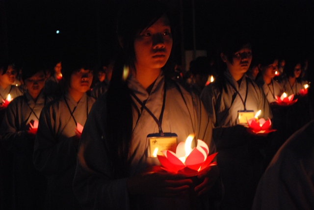 Khóa tu “Búp sen non”  với đêm nguyện cầu