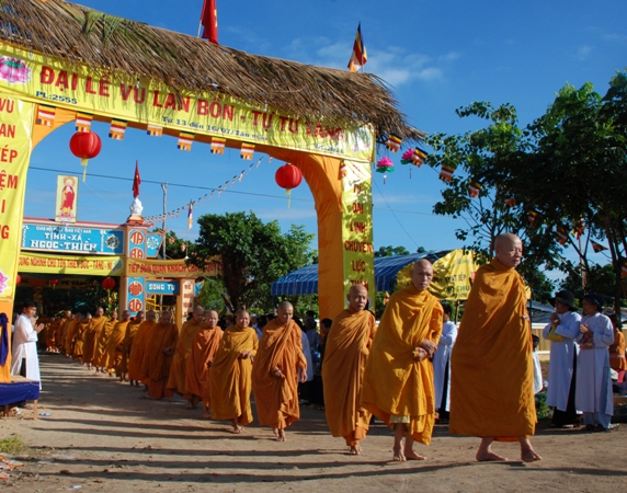 Bình Thuận: Giáo đoàn III Khất sĩ tổ chức trì bình khất thực