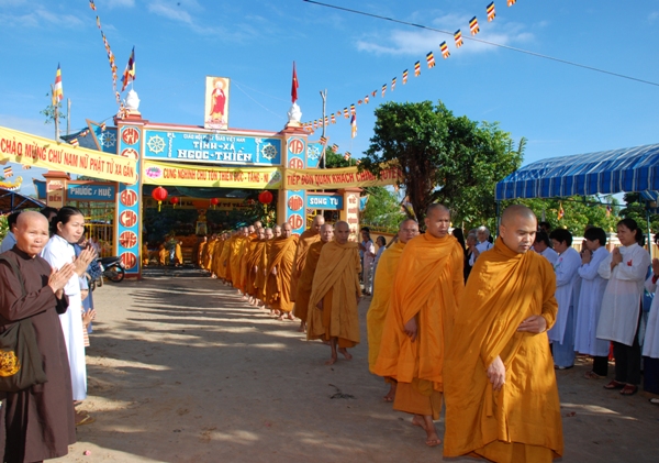 Bình Thuận: Giáo đoàn III Khất sĩ tổ chức trì bình khất thực