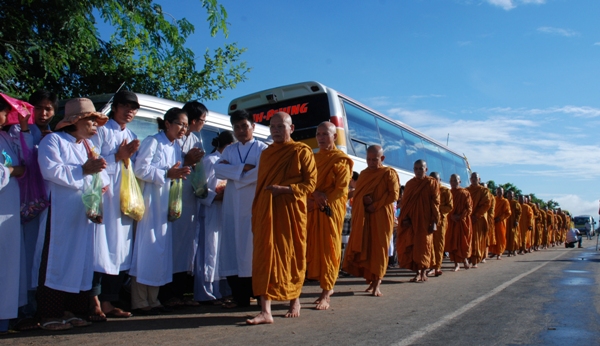 Bình Thuận: Giáo đoàn III Khất sĩ tổ chức trì bình khất thực