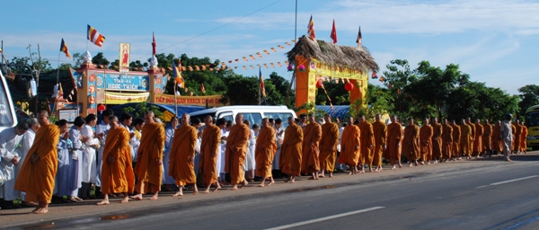 Bình Thuận: Giáo đoàn III Khất sĩ tổ chức trì bình khất thực