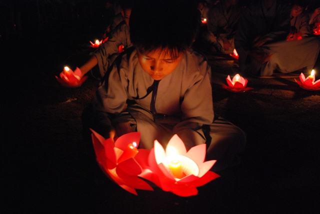 Khóa tu “Búp sen non”  với đêm nguyện cầu