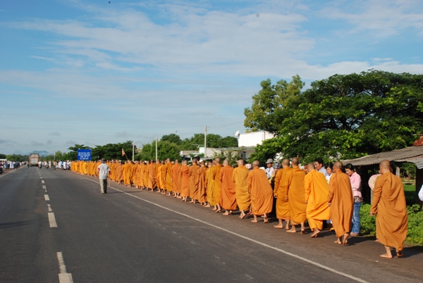 Bình Thuận: Giáo đoàn III Khất sĩ tổ chức trì bình khất thực