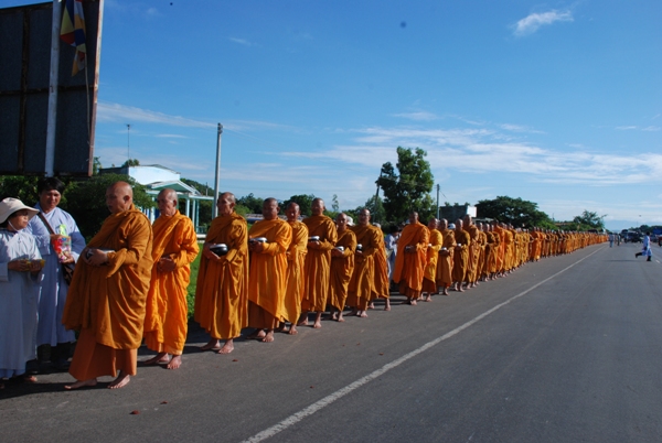 Bình Thuận: Giáo đoàn III Khất sĩ tổ chức trì bình khất thực