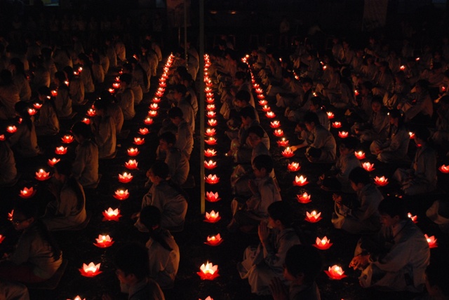 Khóa tu “Búp sen non”  với đêm nguyện cầu