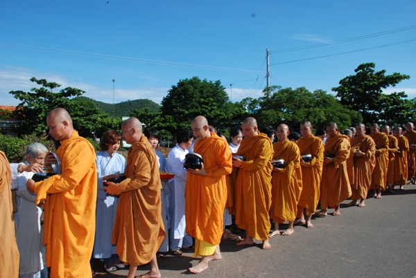Bình Thuận: Giáo đoàn III Khất sĩ tổ chức trì bình khất thực