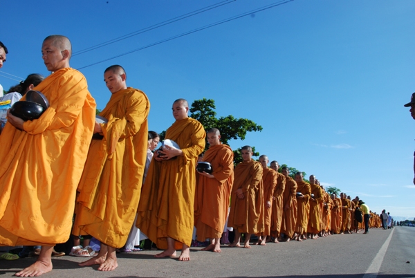 Bình Thuận: Giáo đoàn III Khất sĩ tổ chức trì bình khất thực