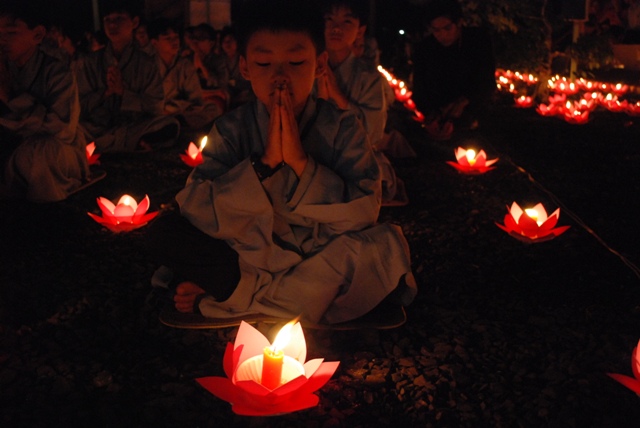 Khóa tu “Búp sen non”  với đêm nguyện cầu