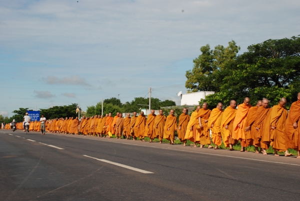Bình Thuận: Giáo đoàn III Khất sĩ tổ chức trì bình khất thực