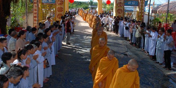 Bình Thuận: Giáo đoàn III Khất sĩ tổ chức trì bình khất thực