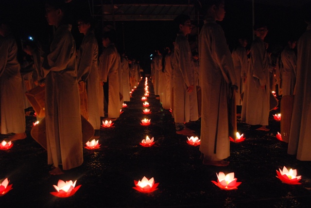 Khóa tu “Búp sen non”  với đêm nguyện cầu