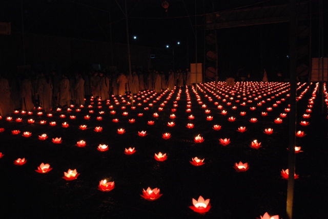 Khóa tu “Búp sen non”  với đêm nguyện cầu