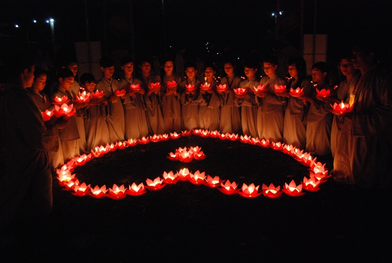 Khóa tu “Búp sen non”  với đêm nguyện cầu