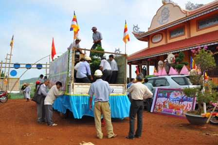 Xe hoa thắp sáng khắp nẻo đường tại huyện hội Phật giáo Đăk R'Lấp