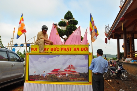 Xe hoa thắp sáng khắp nẻo đường tại huyện hội Phật giáo Đăk R'Lấp