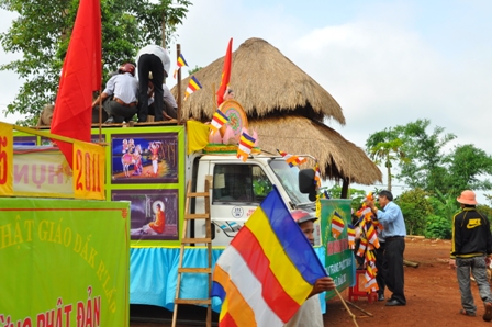 Xe hoa thắp sáng khắp nẻo đường tại huyện hội Phật giáo Đăk R'Lấp