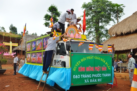 Xe hoa thắp sáng khắp nẻo đường tại huyện hội Phật giáo Đăk R'Lấp