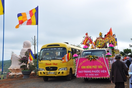 Xe hoa thắp sáng khắp nẻo đường tại huyện hội Phật giáo Đăk R'Lấp