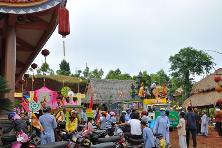 Xe hoa thắp sáng khắp nẻo đường tại huyện hội Phật giáo Đăk R'Lấp