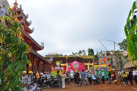 Xe hoa thắp sáng khắp nẻo đường tại huyện hội Phật giáo Đăk R'Lấp