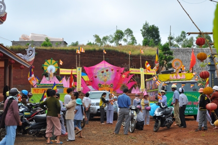 Xe hoa thắp sáng khắp nẻo đường tại huyện hội Phật giáo Đăk R'Lấp