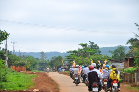 Xe hoa thắp sáng khắp nẻo đường tại huyện hội Phật giáo Đăk R'Lấp