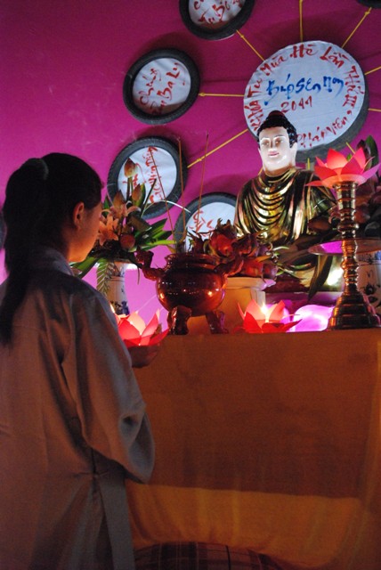 Khóa tu “Búp sen non”  với đêm nguyện cầu