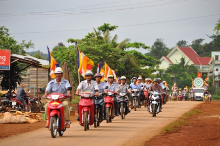 Xe hoa thắp sáng khắp nẻo đường tại huyện hội Phật giáo Đăk R'Lấp