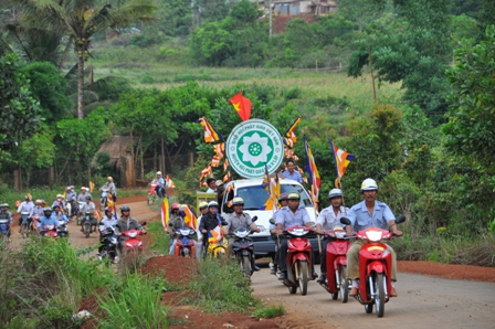 Xe hoa thắp sáng khắp nẻo đường tại huyện hội Phật giáo Đăk R'Lấp