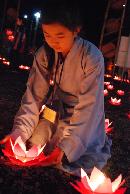 Khóa tu “Búp sen non”  với đêm nguyện cầu